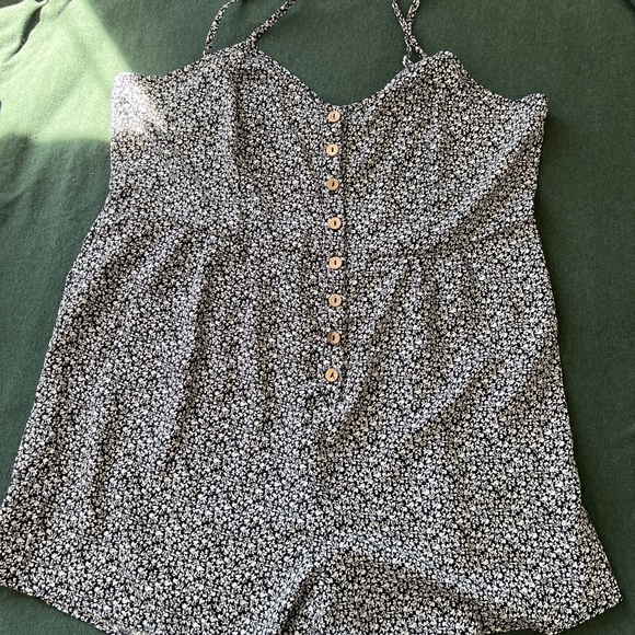 Size 2X, plus size button down flower pattern romper - Picture 1 of 3